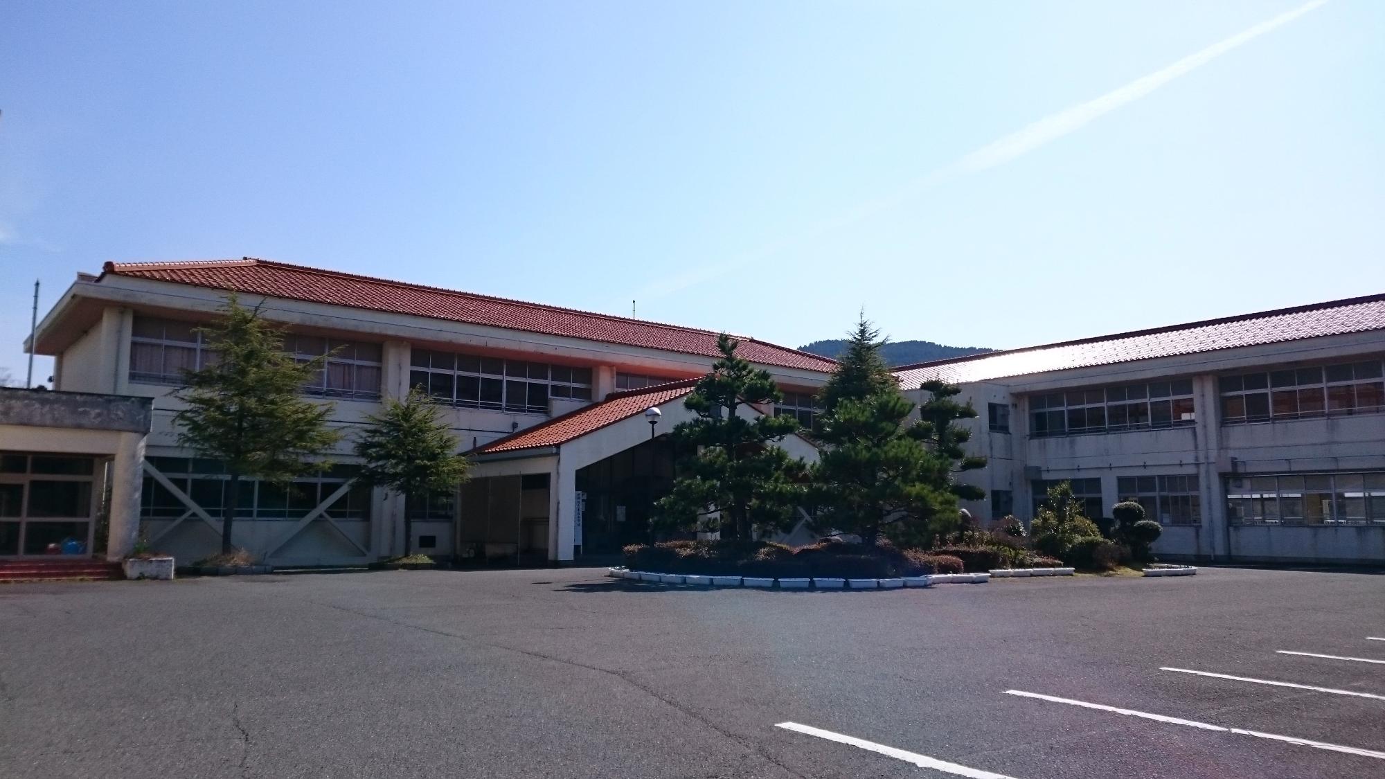 本庄小学校外観