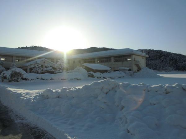 本庄小学校外観(雪)