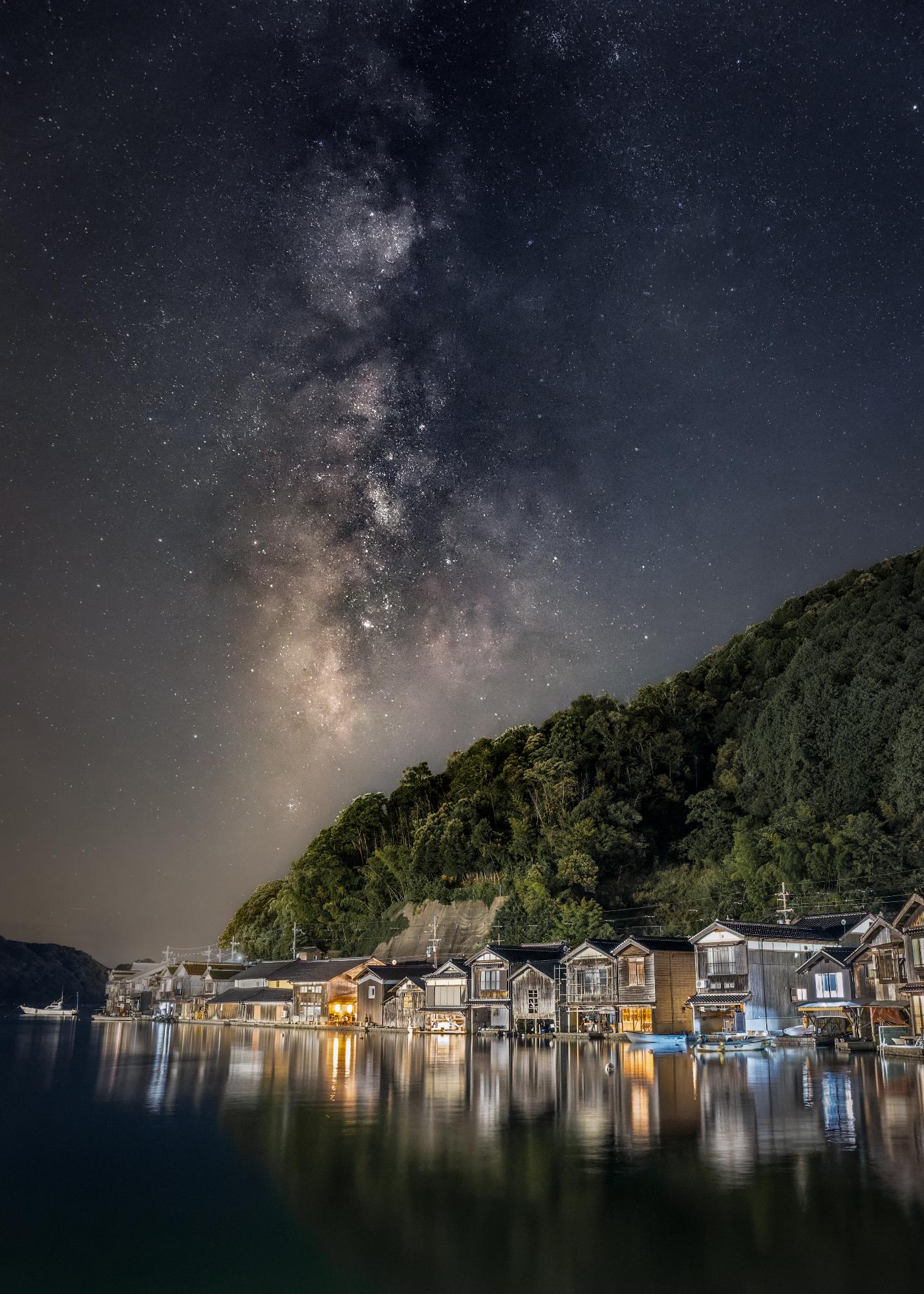 舟屋に昇る天の川