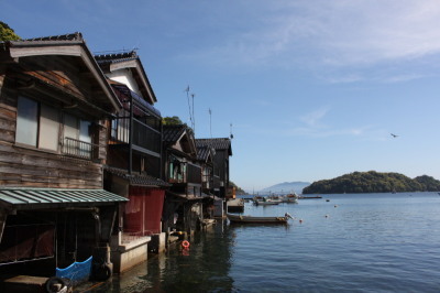 海沿いに並ぶ伊根の舟屋の風景写真
